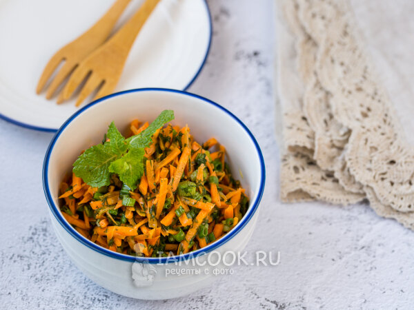Салат морковный с изюмом