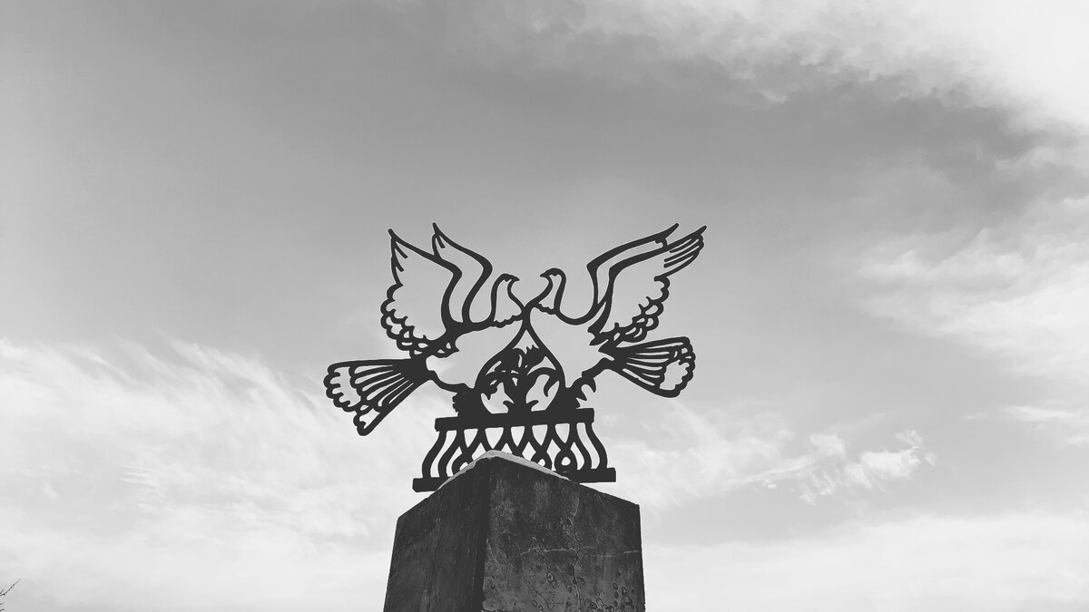 Афишный столб "Голуби", автор скульптуры - И. Ефимов