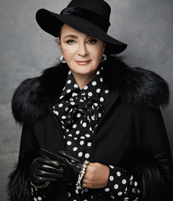 Фото из открытых источников. Кашемировый кейп с меховым воротником, шелковая блузка, все Dolce & Gabbana; фетровая шляпа с бархатной лентой, Tom Ford; перчатки и серьги, собственность Ирины Винер 