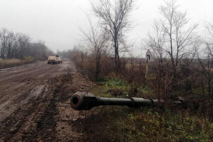    Самоходная артиллерийская установка (САУ) взорвалась, и ее разметало по всей дороге — ствол торчал из кустов, когда мимо проезжали новосибирцы с гуманитарной миссией. Фото: Алексей Агриколянский
