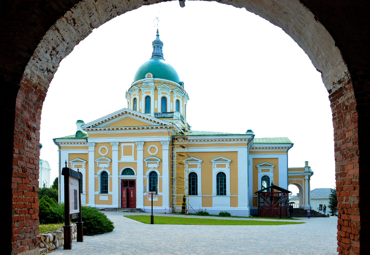 Собор Усекновения Главы Иоанна Предтечи, вид из Никольских ворот. Собор выстроен на средства семьи Бахрушиных