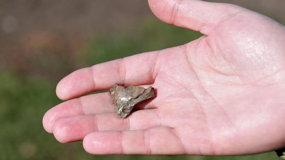    Осколок снаряда, найденный на территории свинарника, разрушенного вследствие обстрелов поселка городского типа Пришиб Михайловского района© РИА Новости
