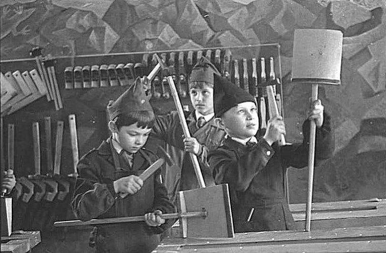 Здравствуйте, товарищи! Сегодня вас ждет очередная порция вызывающих ностальгию фотографий. Здесь вы увидите как любительские кадры, так и кадры принадлежащие известным фотографам.-6