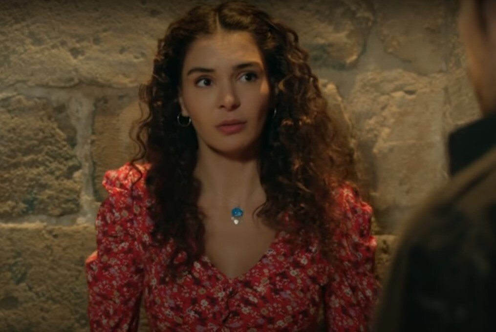 Рейян перед тем, как Миран упал со скалы. Примерно 43 серия. Кадр из сериала Ветреный 