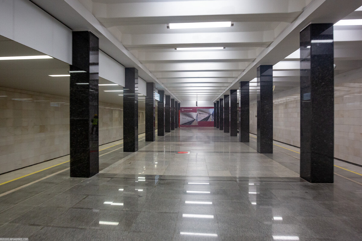 Реконструкция станции «Каширская» шла без прекращения движения поездов по Замоскворецкой линии, поэтому выглядит более скромно, чем соседние станции.