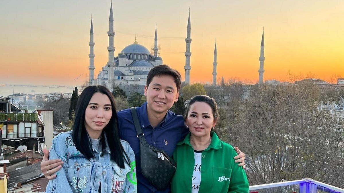    Гульзира Айдарбекова с младшим сыном и невесткой:instagram.com/gulziraaidarbekova