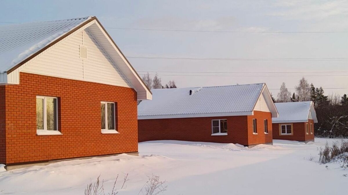     К новосельям готовятся трактористы, операторы машинного доения и воспитатели в деревнях Якшур и Чемошур Завьяловского района. Шесть частных домов для них построены по госпрограмме «Комплексное развитие сельских территорий».