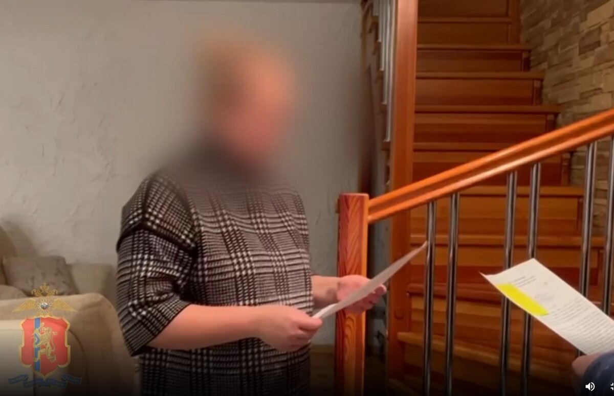     Главный бухгалтер сказала, что в курсе, по какому поводу к ней приехала полиция