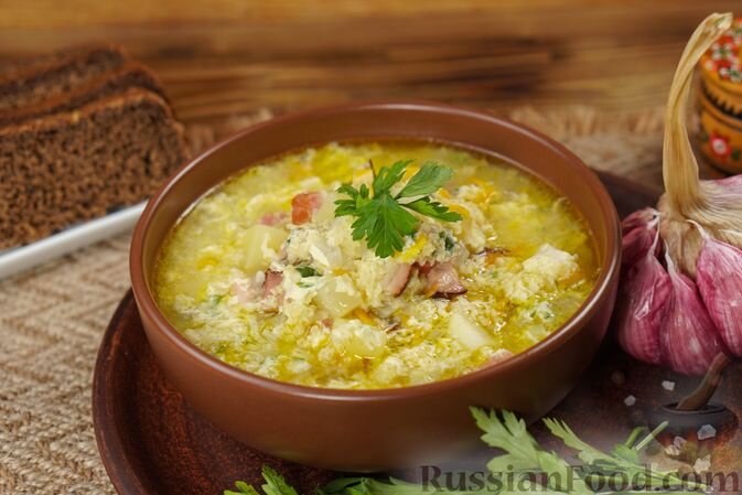 сало копчёное, пшено, картофель, лук репчатый, морковь, яйца, чеснок, зелень петрушки, лавровый лист, масло растительное, соль, перец чёрный молотый, вода