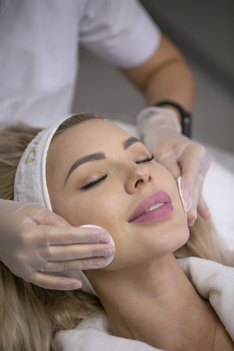 Мы расскажем о первых признаках увядания кожи

1. К вечеру лицо приобретает усталый вид, уголки век и рта опускаются 2. Цвет кожи тускнеет и намекает, что пора бы отправиться в отпуск
3. Углубляются мелкие морщинки у внешних и внутренних уголков глаз
4. Овал лица теряет тонус, подбородок делается менее выраженным
5. кожа становится более дряблой, что особо заметно на лбу при поднятии бровей;
6. Начинают проглядываться носогубные складки;
7. Отёчность по утрам навещает всё чаще;
Конечно на состояние кожи влияет не только возраст, так же уход и общее состояние здоровья.
⠀
Если какие-то из этих признаков вы могли заметить у себя, то вам стоит записаться на консультацию к косметологу, который расскажет о состоянии вашей кожи👌🏻
⠀
Доверьте ваше здоровье и красоту настоящим профессионалам своего дела.Ждем вас в гости, ваша клиника “Dar-Yan”✨