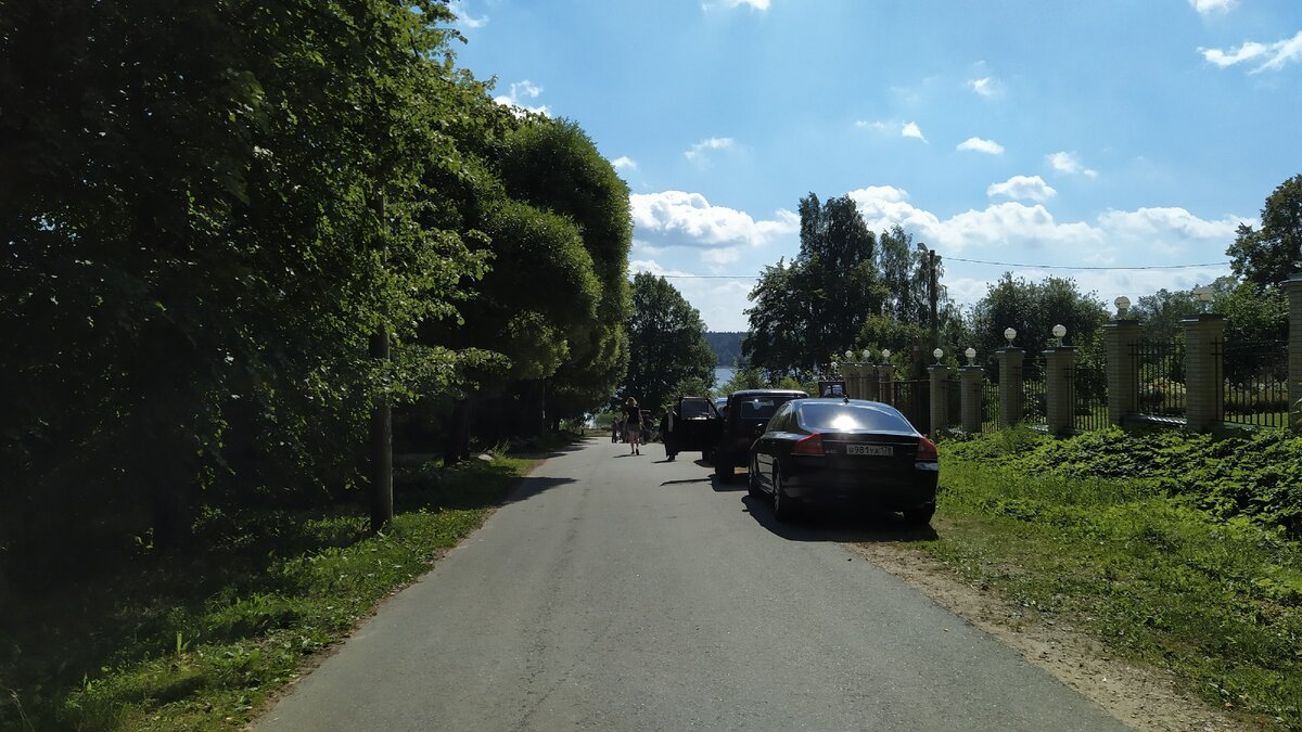 Машину можно оставить рядом с церковью на спуске к озеру.