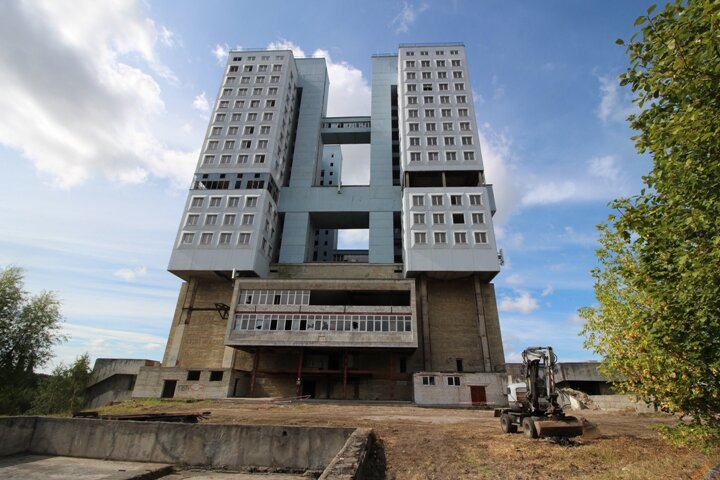 В прошлом году территорию у Дома Советов очистили. Фото: Иван Марков