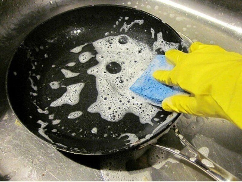 Отмыть посуду клеем. Отмытая тефлоновая сковородка. Протирает сковороду. Мытье сковороды. Какпочтстить скавароду.