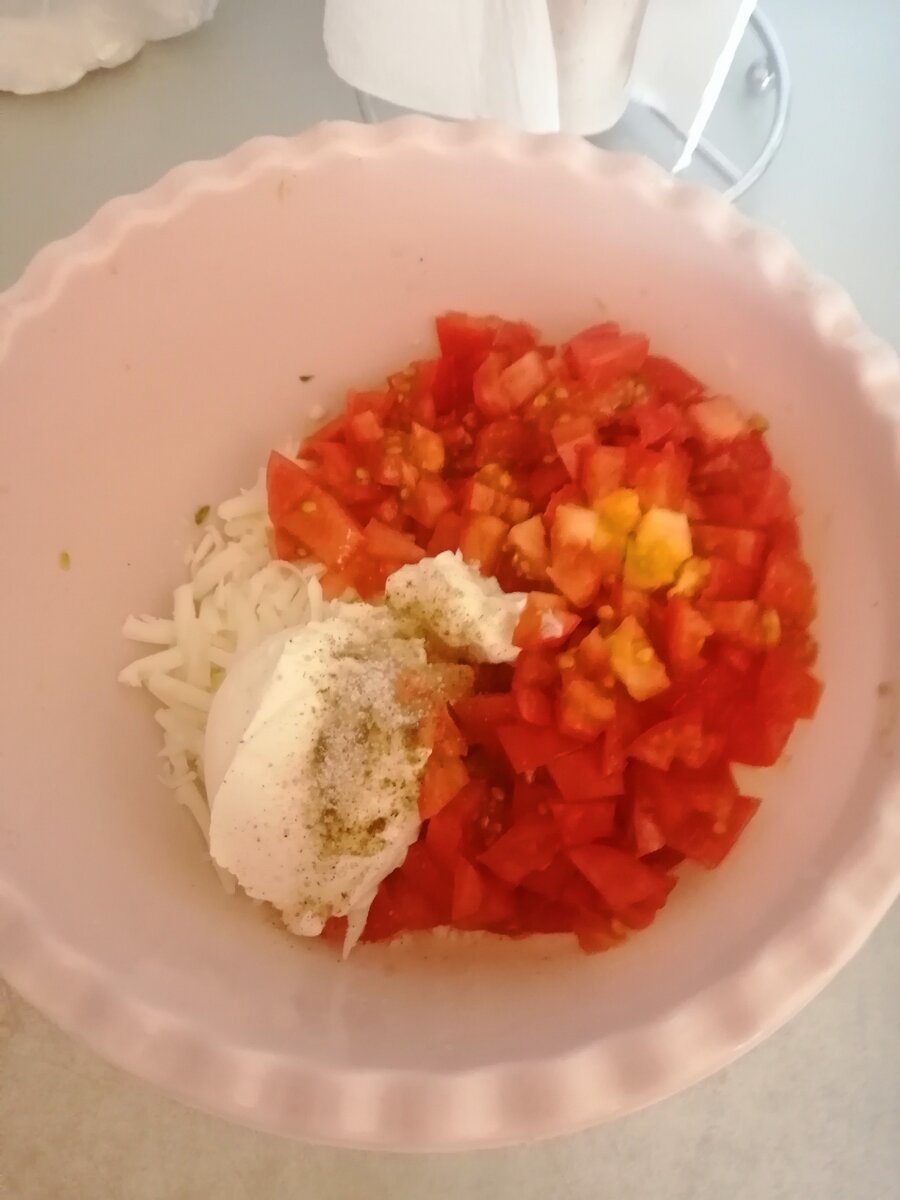 Смешиваем помидоры 3-4 штуки среднего размера мелко нашинкованные, натертый на средней терке сыр 100гр, сметана 2 столовых ложки, соль и перец черный молотый по вкусу