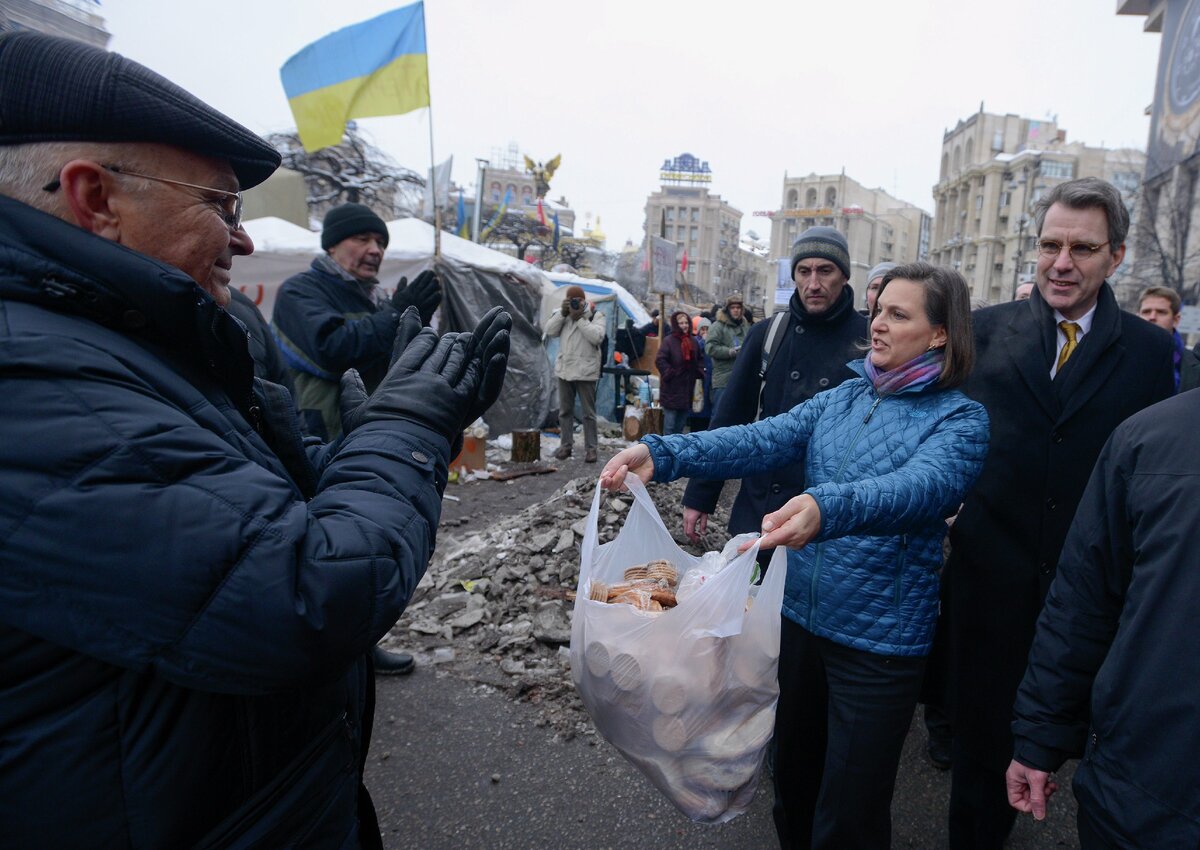 Булочки от Госдепа, 2014 год Украина (взято на Яндекс)