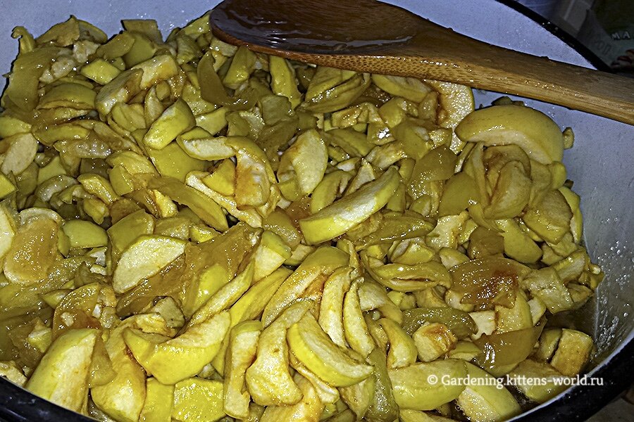 Не забываем помешивать яблоки