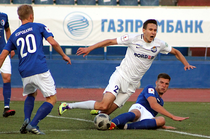 Форвард «Рязани» Георгий Журавлёв рвётся к воротам «Факела-М» 