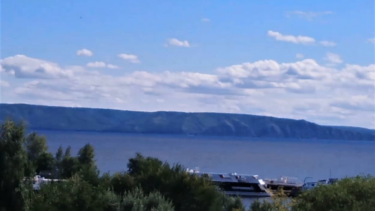 Вид на Жигулевские горы с Набережной Автозаводского района Тольятти