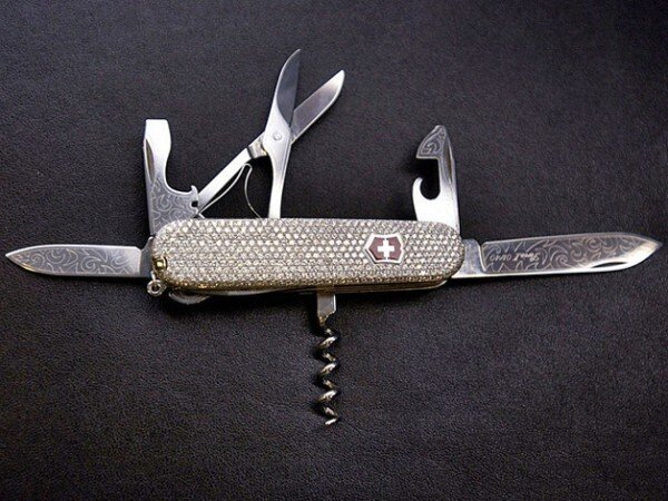 Десятую строчку рейтинга занимает самый дорогой швейцарский нож. Его рукоятка изготовлена из платины 950-ой пробы и инкрустирована 430-ю бриллиантами, общей массой в 4 карата. Алмазами украшены и все специальные приспособления: от штопора до открывалки. Также к комплекту прилагаются шикарный чехол и цепочка, изготовленная из чистого золота.