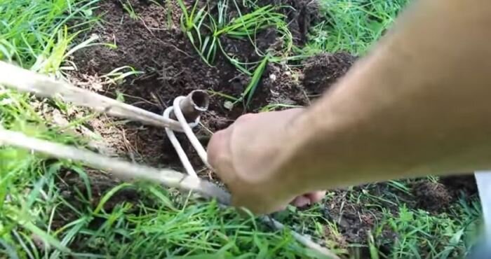 Накидываем веревку. /Фото: youtube.com.
