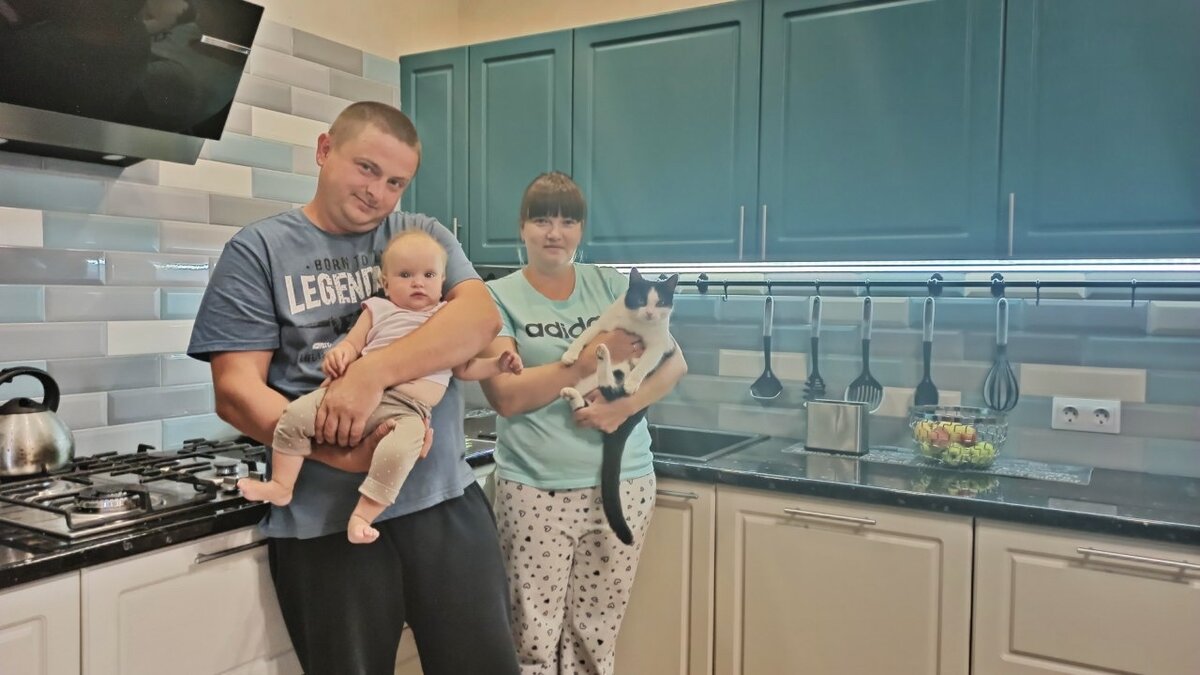 Фото автора - на фото клиенты около своей кухни