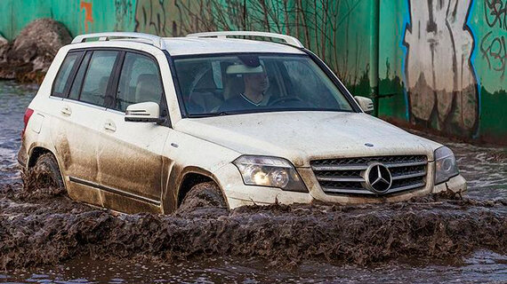 Под грязной водой может скрываться все, что угодно, – от глубокой ямы до доски с железными шипами. Любую лужу, даже ту, которая кажется безобидной, лучше объехать.
