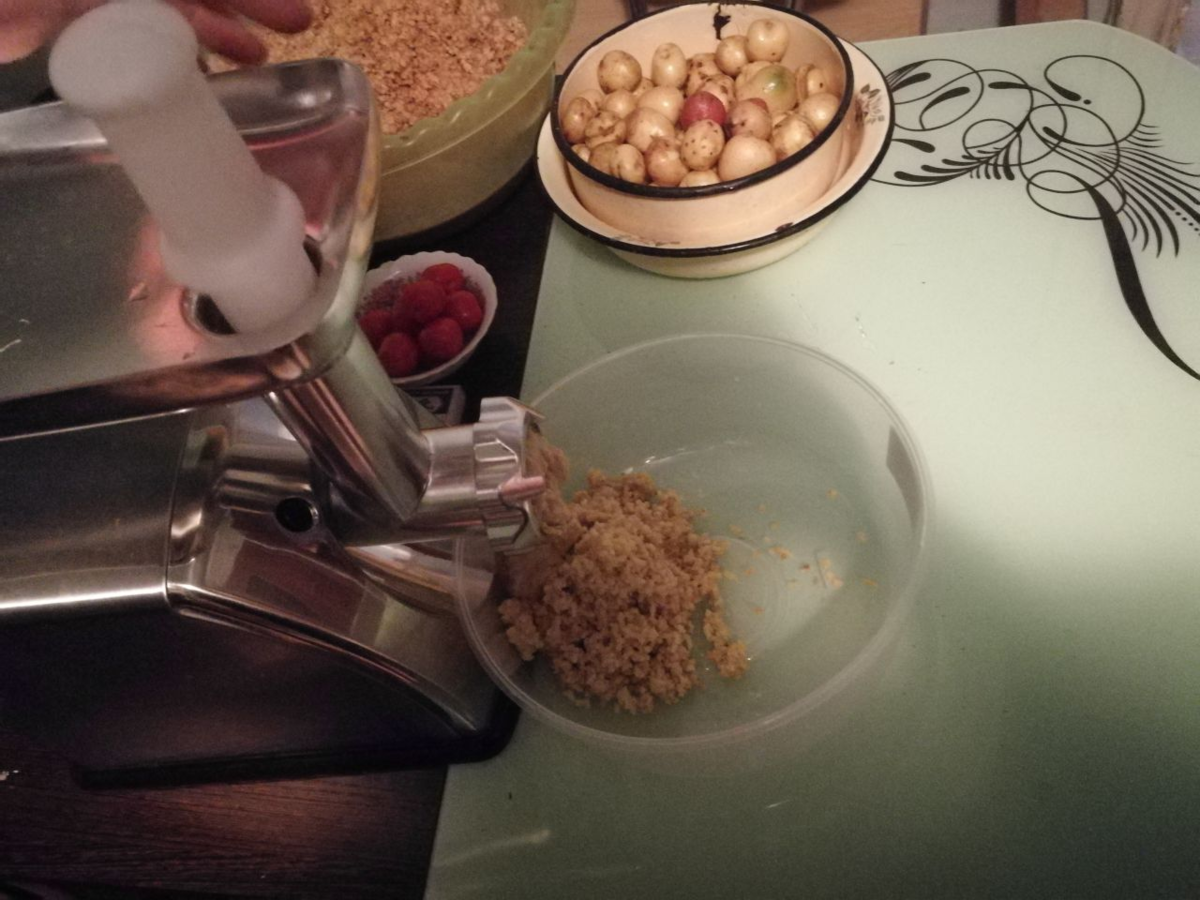 Измельчаем картофель на мясорубке