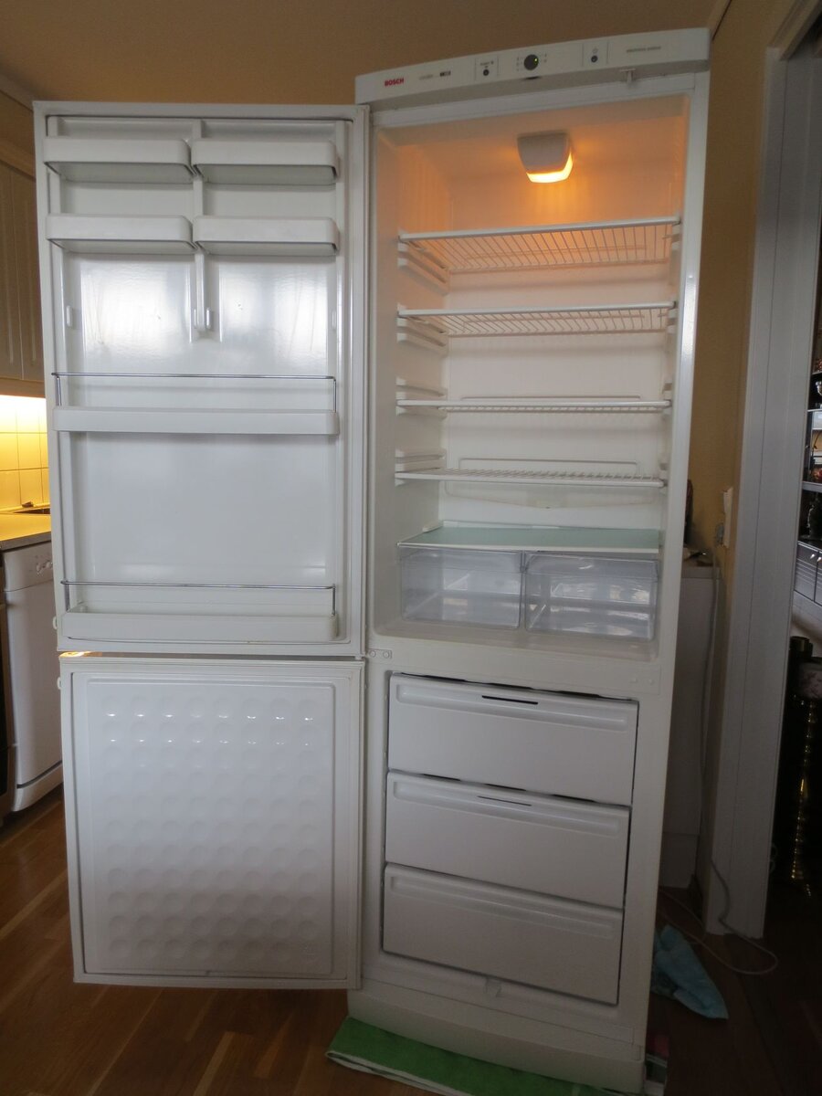 Холодильник морозильник "Бош" б/у -800  крон /5500 рублей/. Фото с сайта по продаже.