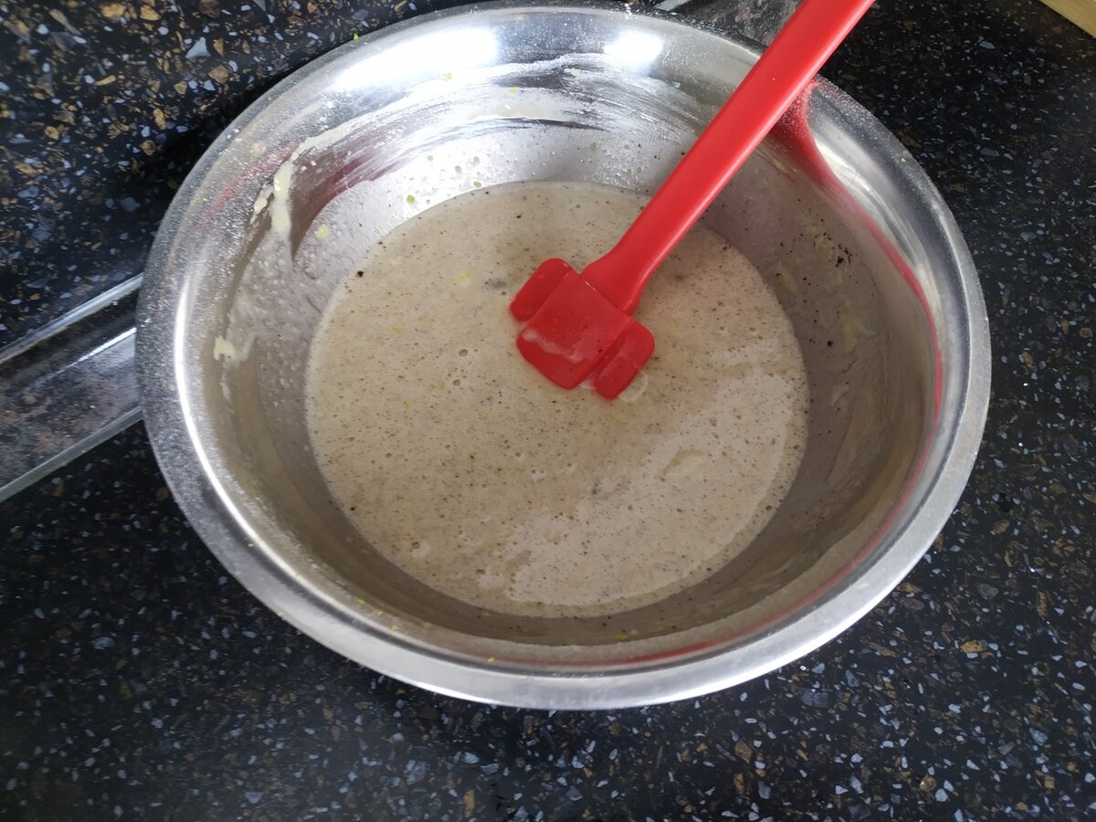 В миску разбить яйца (3 шт.) добавить сахарную пудру и муку (80 гр), перемешать при помощи венчика. Влить молоко (50 мл) и растительное масло добавить ванильный сахар, корицу и разрыхлитель. Натереть цедру лимона – перемешать.