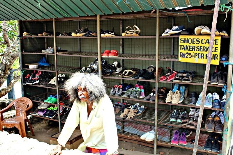 Вот так выглядит представитель этой профессии. Этот еще скромный - написал фиксированную цену (низкую). Во многих случаях вам придется торговаться.