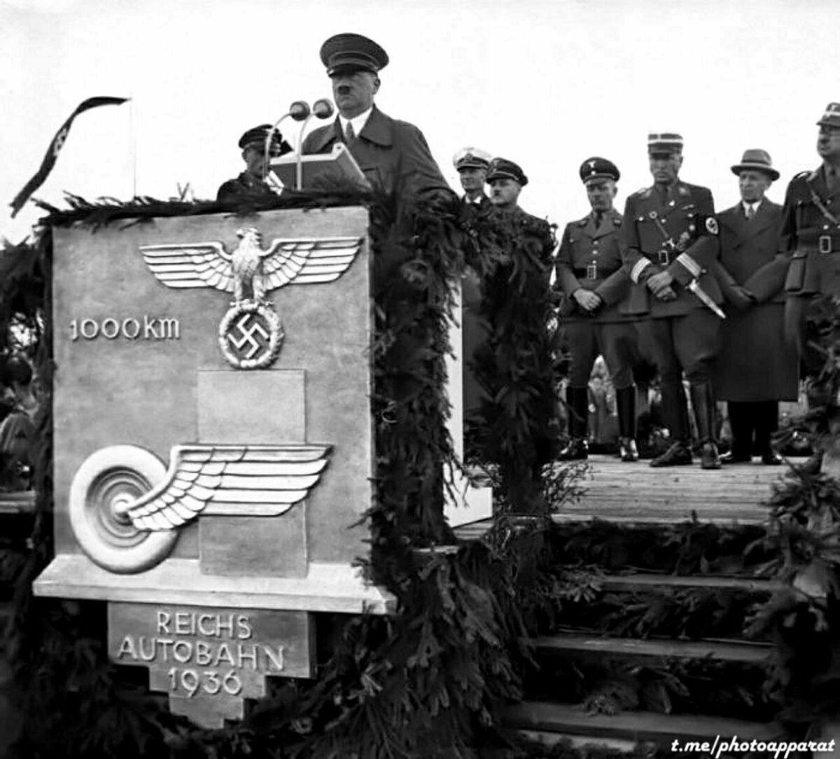 Строительство Имперского шоссе: Адольф Гитлер произносит речь на открытии 1000-го километра на участке дороги Вроцлав - Кшыва, Германия, 1936 год.