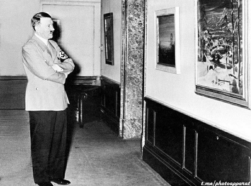 Адольф Гитлер в Школе искусств, 1936 год.