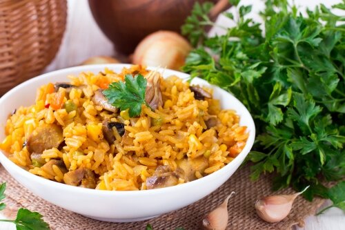 Плов овощной  ≈ 125 ккал на 100 гр 
В составе:
•	рисовая крупа – около 120 гр;
 
•	фасоль консервированная – 400 гр;
 
•	1 морковь;
 
•	1 луковица;
 
•	пара зубчиков чеснока;
 
•	томатный сок – не более 250 гр;
 
•	3 ст. ложки оливкового масла;
 
•	Зелень, соль, перчик, лавровый лист.
 

Как готовить: в сотейнике на медленном огне в масле пассируем овощи, добавляем рис и полностью заливаем его водой. Через минуту добавляем лавр, фасоль, специи. Когда рис впитает всю жидкость, вводим сок томатов и тушим до готовности.