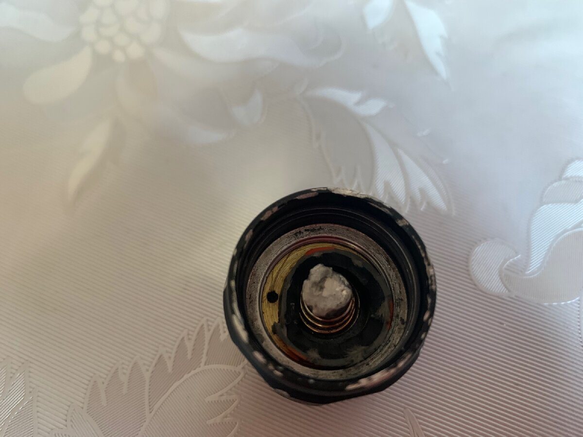 Задняя часть фонаря с подложенной прокладкой из шланга