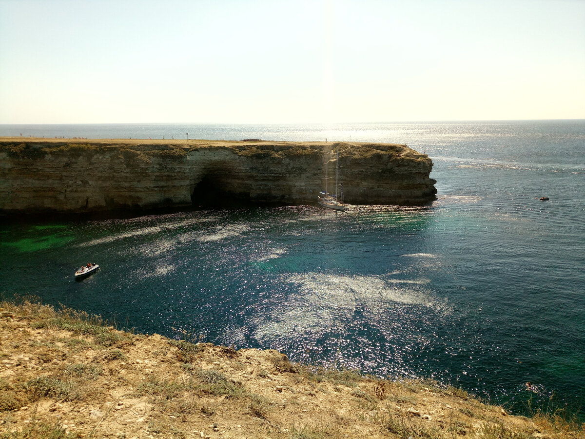 Ветер на Тархане здорово утомляет. НО! В местах повышенного скопления людей не слышно их галдежа, от чего складывается полноценная видео и аудио картинка: красота природы, шум ветра и волн