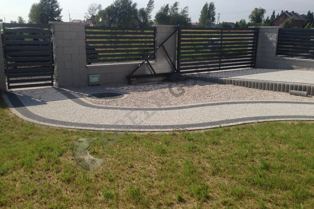 Комбинированное мощение брусчаткой и зонами из гравия. Решения "GREENGOOSE"