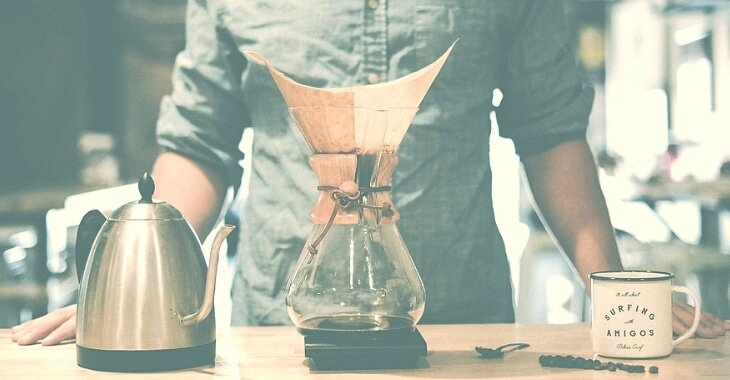 Заварка кофе методом Chemex. Источник https://www.homegrounds.co