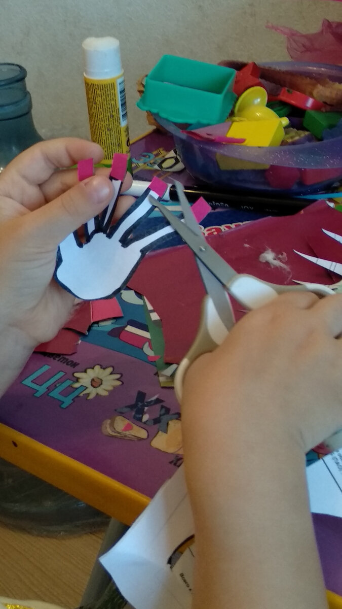 А на столе творческий порядок у нас