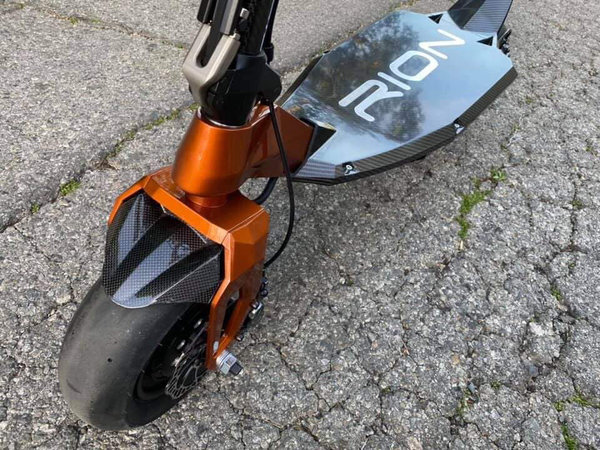 Цветовая гамма безгранична так как каждый самокат делается на заказ под клиента