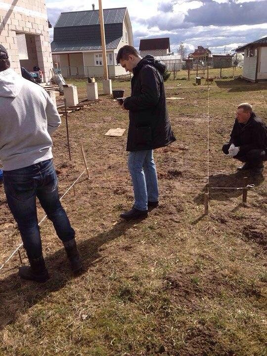 2014 год. Первый день практики. Олег рассказывает нам, тогда еще зеленым заборным строителям, как разметить участок под бурение лунок.