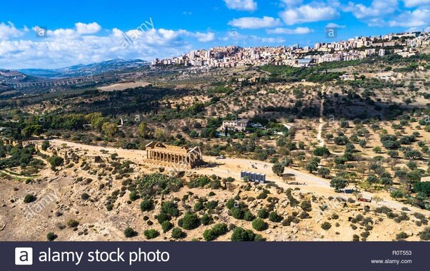 Раньше город находился между храмом и современным поселением на холме. Возможно, несколько собак пережили карфагенян.