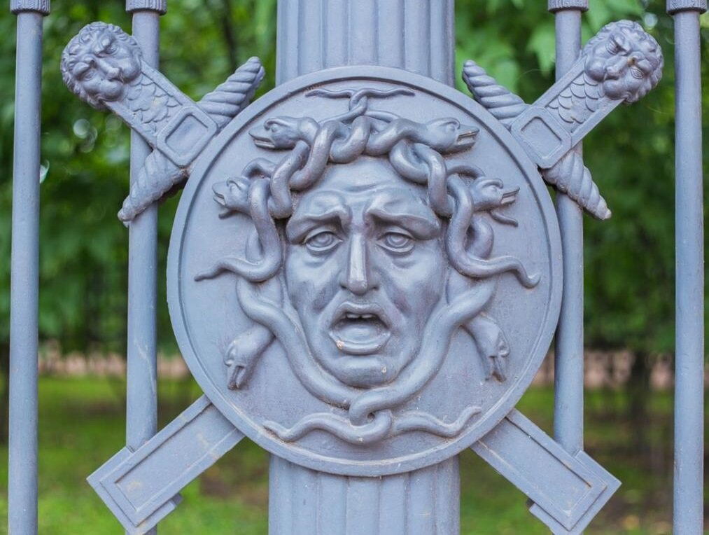 Ограда была создана по рисунку архитектора Людвига Ивановича Шарлеманя.