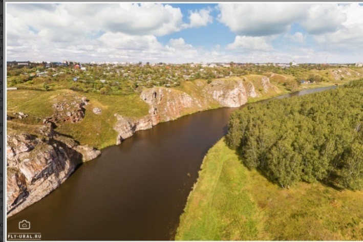 Это река Исеть которая протекает через Каменск-Уральский.А начало этой реки начинается близ города Екатеринбург.После она сливается с рекой Тобол (в районе Ялуторовского района Тюменской области.)Далее Тобол впадает в реку Иртыш (в районе города Тобольск Тюменская область.)А дальше уже в великую реку Обь (в районе Ханты-Мансийского автономного округа ХМАО.)Адальше впадает в Обскую губу.Ещё название реки Исеть переводится как много рыбы.