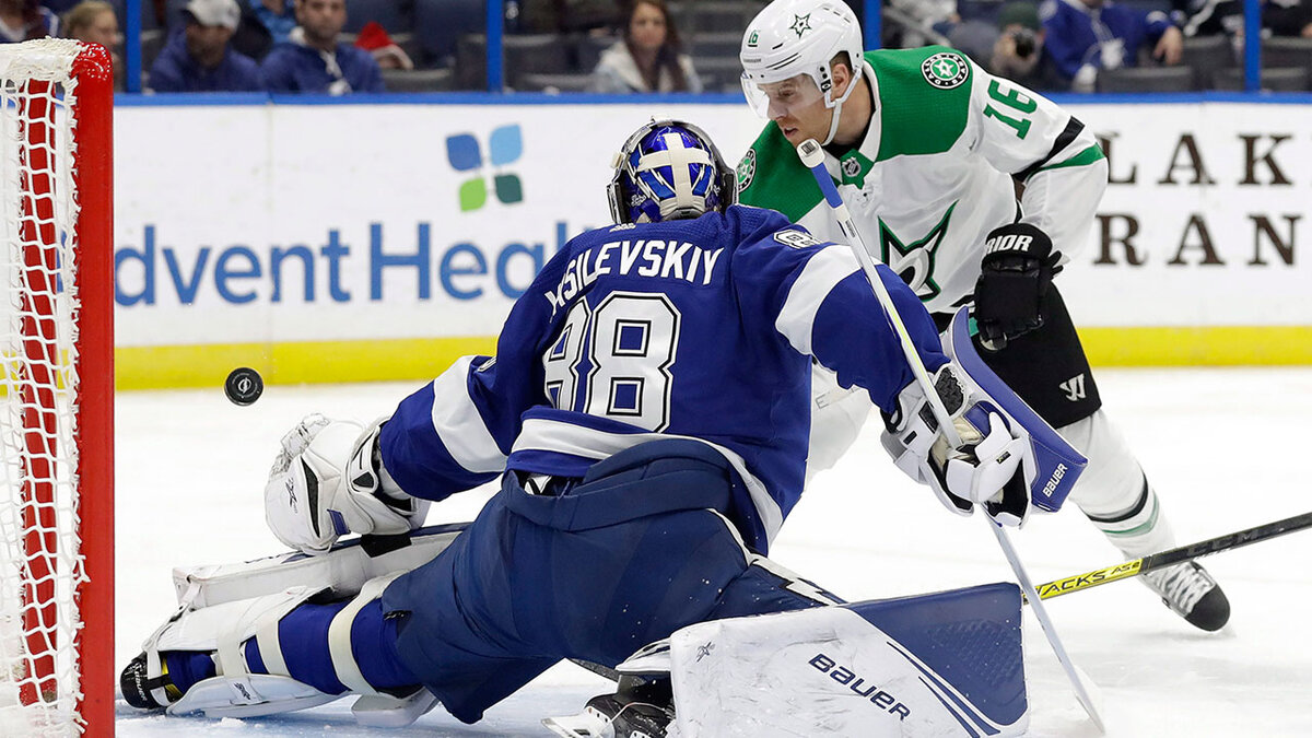 Джо Павелски атакует ворота Андрея Василевского в матче регулярного чемпионата.