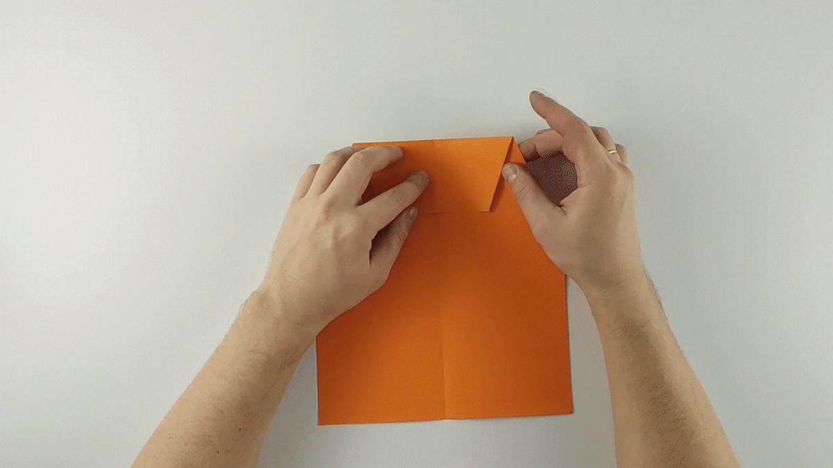 Шаг 4.1. Снова сгибаем под углом 45 градусов к центру. Линия сгиба идет параллельно линии сгиба на 2-ом шаге. 