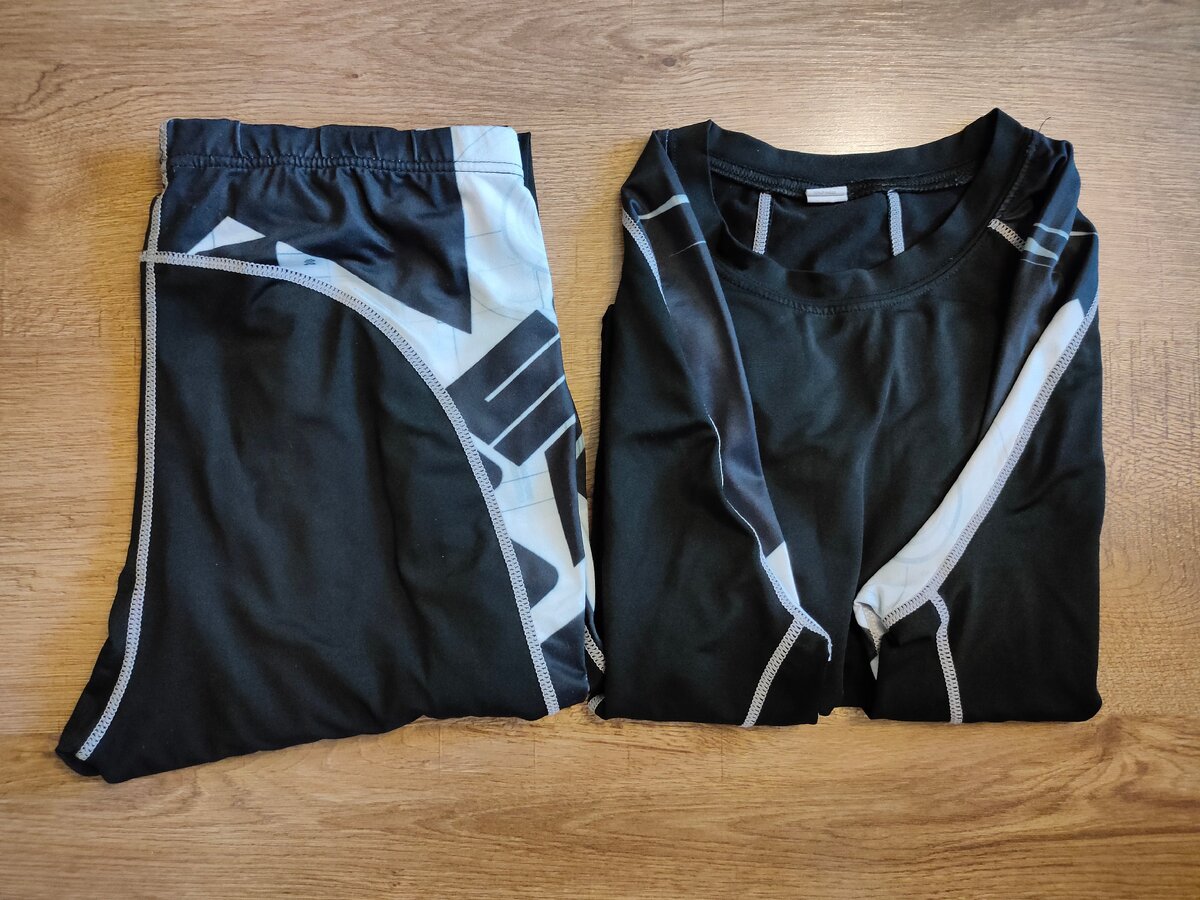 Нательное белье, самый подходящий вариант компрессионное, необходимо для отвода влаги от тела, также обладает поддерживающим эффектом, за счет которого устаешь меньше, чем оно качественнее тем лучше.