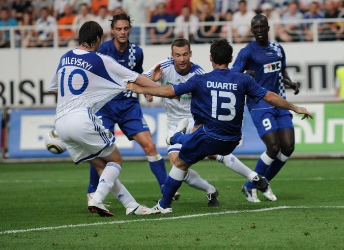 Артем Милевский и Андрей Шевченко в борьбе против игроков Гента в матче 2010 года