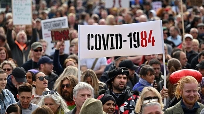 На лозунге написано «Ковид-1984», намекая на роман-утопию «1984». Фотография bbc.co.uk