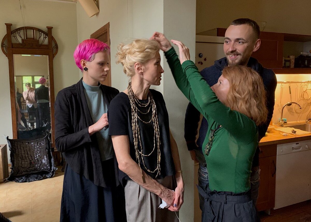 Радмила и художница по гриму поправляют Ингеборгу