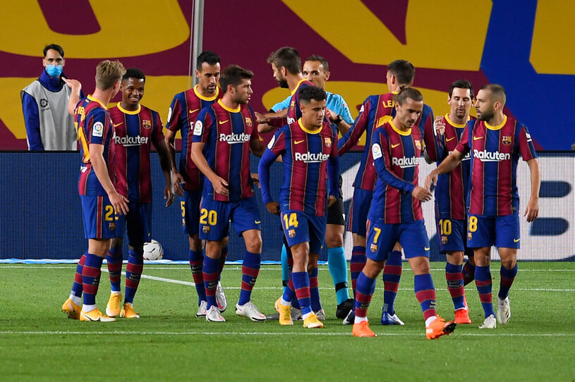 Реалии новые, а декорации те же. Фото: https://i.iplsc.com/radosc-pilkarzy-fc-barcelona/000AJ54YT6EKK7C2-C122-F4.jpg